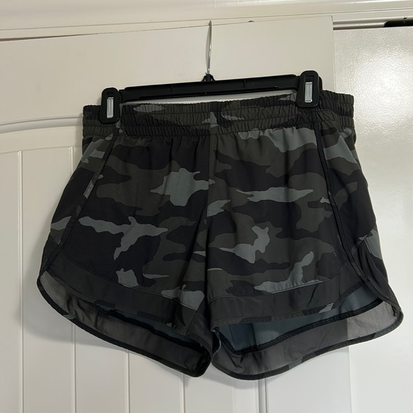 ATHLETA Printed Mesh Racer Run Short 4” Camo Green Sz S - Picture 5 of 15